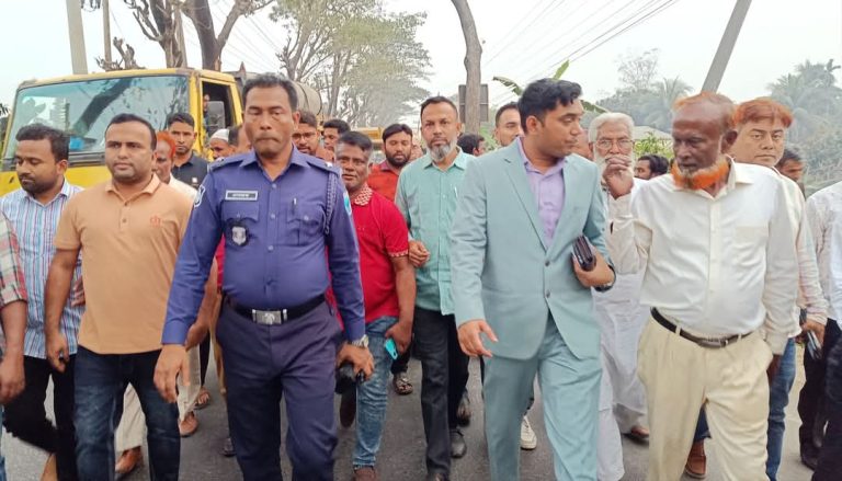 আড়াইহাজার বাজারকে যানজট মুক্ত করতে অভিযান আড়াইহাজার বাজারকে যানজট মুক্ত করতে অভিযান