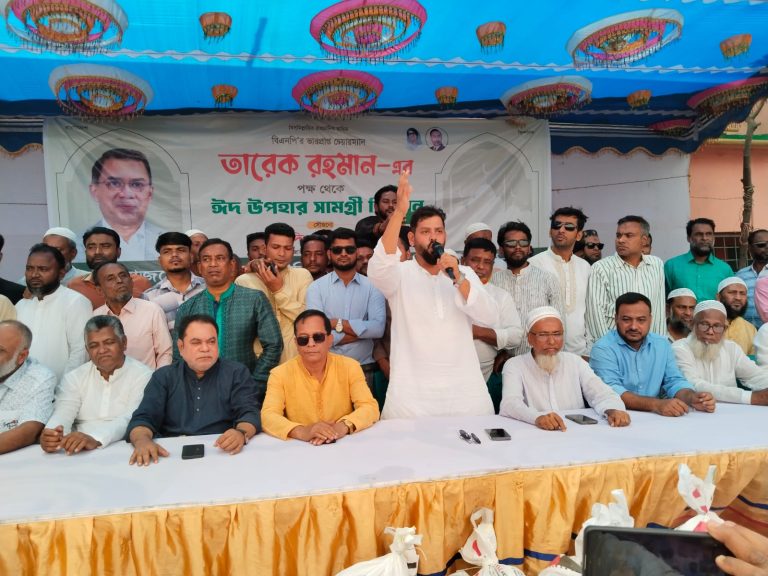 রূপগঞ্জে অসহায়দের মাঝে ঈদ সামগ্রী বিতরণ অনুষ্ঠানে বক্তব্য রাখছেন মুস্তাফিজুর রহমান ভুঁইয়া দিপু