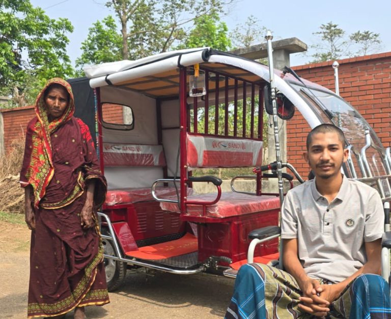 পূর্বাচেলর হারারবাড়ী এলাকার অসহায় সিয়াম মিয়াকে সমাজ সেবক আনছর আলীর দেয়া ব্যাটারী চালিত অটোরিকশা ও সিয়ামের নানী