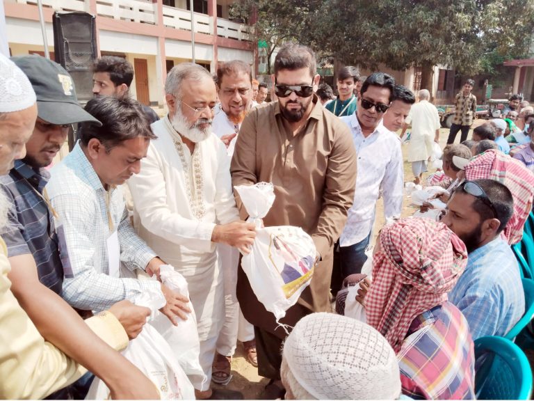 রূপগঞ্জে তারেক রহমানের পক্ষে দিপু ভুঁইয়ার ঈদ সামগ্রী বিতরণ তারেক রহমানের পক্ষ থেকে ভারত চন্দ্র উচ্চ বিদ্যালয় মাঠে ঈদ সামগ্রী বিতরণ করছেন বিএনপির নির্বাহী কমিটির সদস্য মুস্তাফিজুর রহমান ভুঁইয়া দিপু