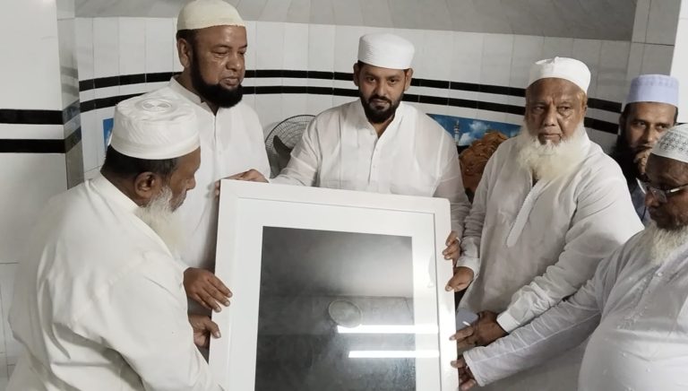 রূপগঞ্জে গাউছিয়া মসজিদে কাবা শরীফের গিলাফ প্রদান