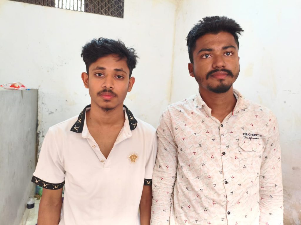 মুড়াপাড়ায় দুই সন্ত্রাসী অস্ত্রসহ গ্রেফতার