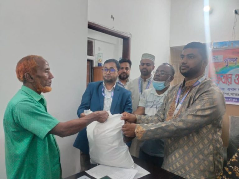পুরিন্দায় পুস্প সোস্যাল ফাউন্ডেশনের ইফতার ও ঈদ সামগ্রী বিতরন