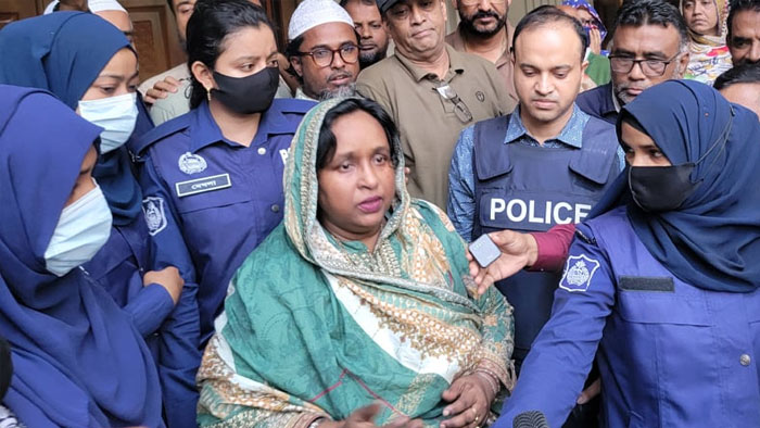 হত্যা মামলায় কারাগারে ডা. আইভী নারায়ণগঞ্জ আদালত থেকে কারাগারে প্রেরণ করা হচ্ছে ডা. আইভীকে