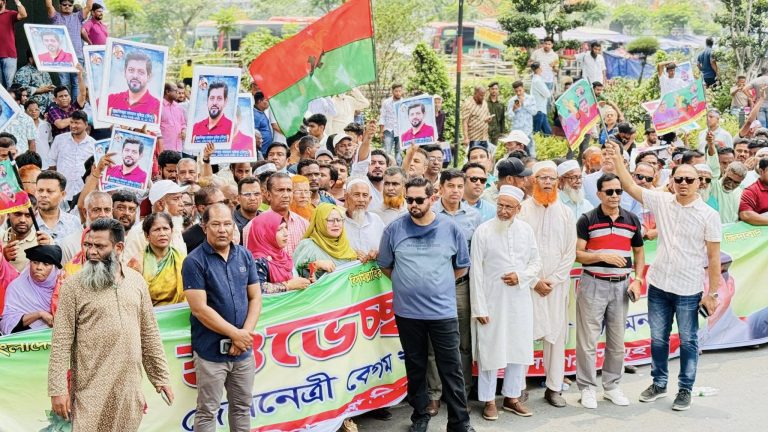 খালেদা জিয়াকে শুভেচ্ছা জানাতে রূপগঞ্জ উপজেলা বিএনপি ও অঙ্গ সংগঠনের নেতাকর্মীদের সাথে নিয়ে মহাসড়কে দিপু ভুঁইয়া