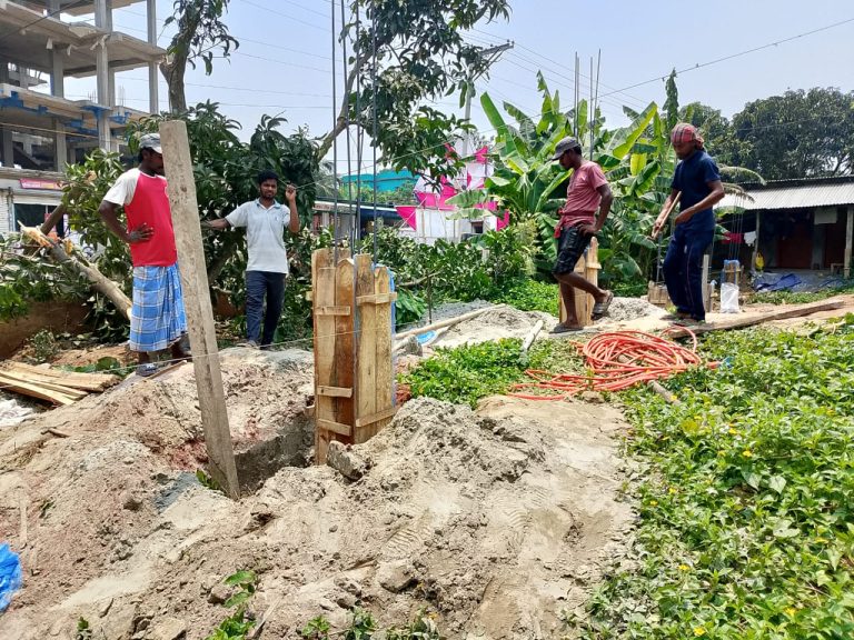 আওয়ামী লীগের দোসরের কাছ থেকে দেড় যুগ পর জমি ফিরে পেল প্রকৃত মালিক ফিরে পাওয়া জমিতে বাউন্ডারি দেয়াল দিয়েছেন বর্তমান মালিক রাশেদুল ইসলাম
