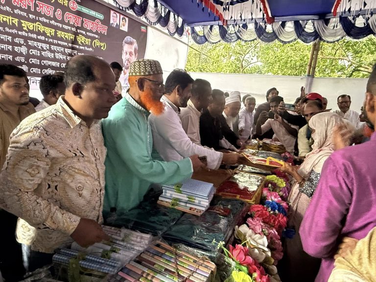 অতিথিবৃন্দ উপস্থিতিদের মাঝে উপহার সামগ্রী তুলে দিচ্ছেন