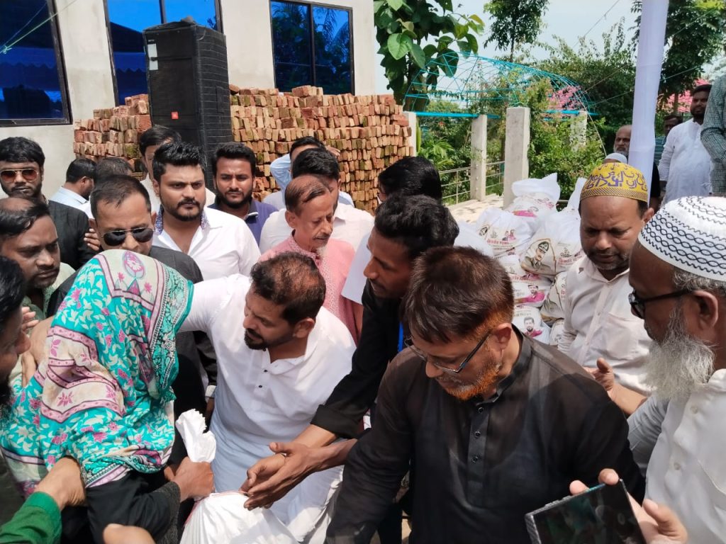 রূপগঞ্জের গোলাকান্দাইলে ঈদ সামগ্রী বিতরণ করছেন মুস্তাফিজুর রহমান ভুঁইয়া দিপু