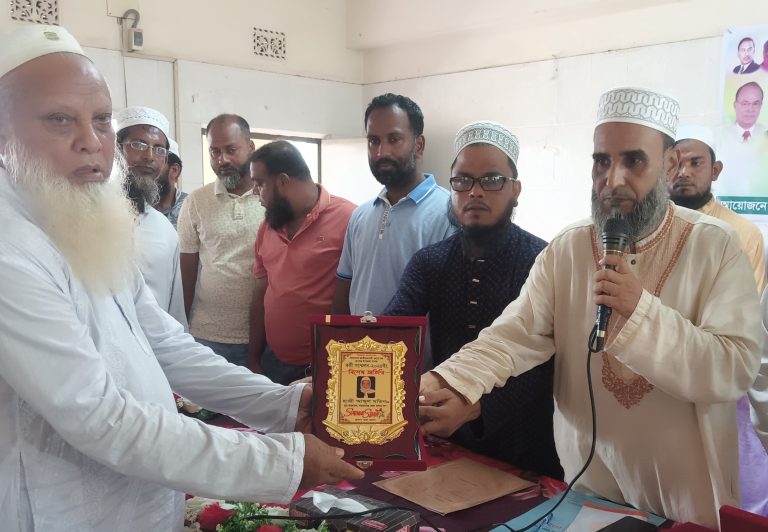 রূপগঞ্জে ওলামা দলের কর্মী সম্মেলনে নেতৃবৃন্দকে ক্রেস্ট প্রধান করা হচ্ছে