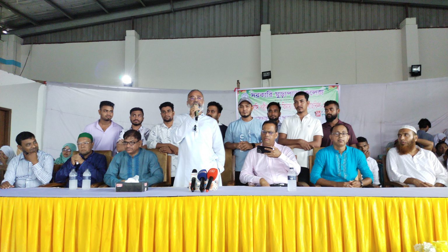 ফ্যাসিস্টরা অস্ত্র-মাদক দিয়ে ধ্বংসের দিকে ঠেলে দিয়েছে সমাজেক: ভিপি খোকন সরকারি মুড়াপাড়া কলেজের এইচএসসি পরীক্ষার্থীদের বিদায় অনুষ্ঠানে বক্তব্য রাখছেন ভিপি খোকন