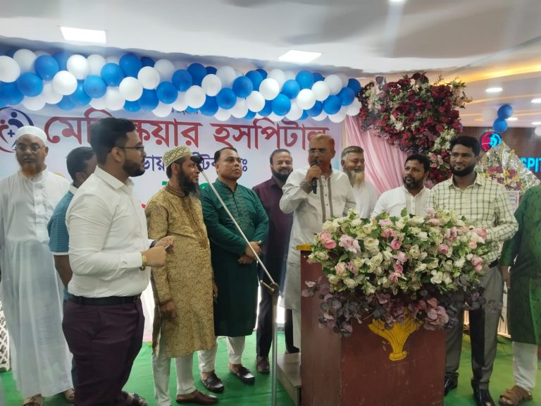 অনুষ্ঠানের প্রধান অতিথি ও হাসপাতালের চেয়ারম্যান মহিউদ্দিন ভুঁইয়া আনুষ্ঠানিক ঘোষণা করছেন