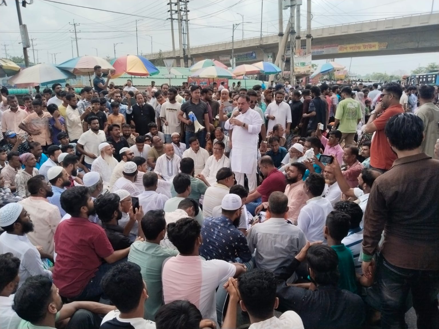 রূপগঞ্জে ব্যবসায়ী হত্যাকারীদের গ্রেপ্তার দাবিতে বিক্ষোভ ও সড়ক অবরোধ ব্যবসায়ীকে হত্যার ঘটনায় আয়োজিত প্রতিবাদ সভায় বক্তব্য রাখছেন ভুলতা ইউনিয়ন বিএনপির সভাপতি আব্বাস উদ্দিন ভুঁইয়া