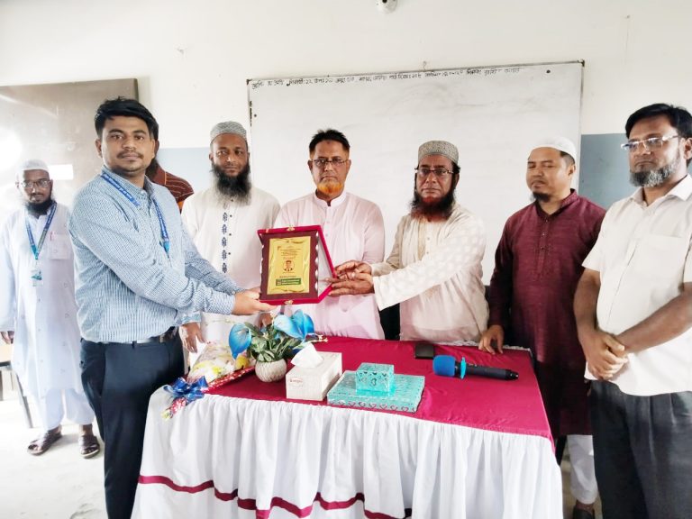 এশিয়ান ইন্টারন্যাশনাল স্কুলের শিক্ষককে ক্রেস্ট তুলে দিচ্ছেন অতিথিবৃন্দ