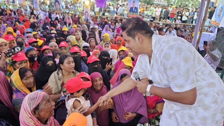 তারাবতে নারীদের নিয়ে আয়োজিত ওঠান বৈঠকে শুভেচ্ছা বিনিময় করছেন দিপু ভুইয়া