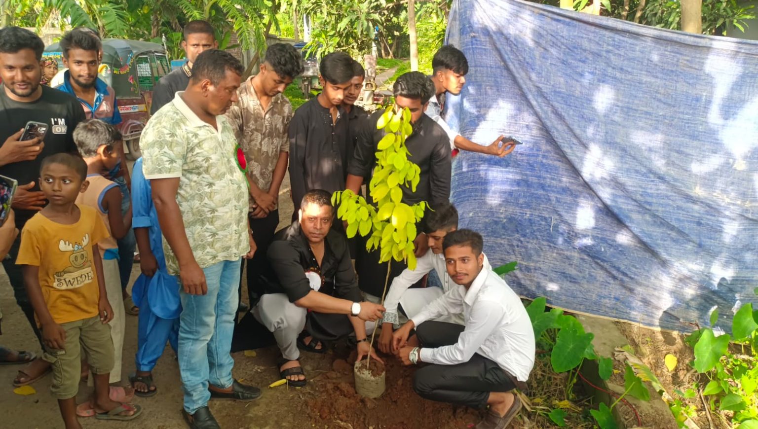 সেলিম প্রধান একটি গাছের চারা রোপন করছেন