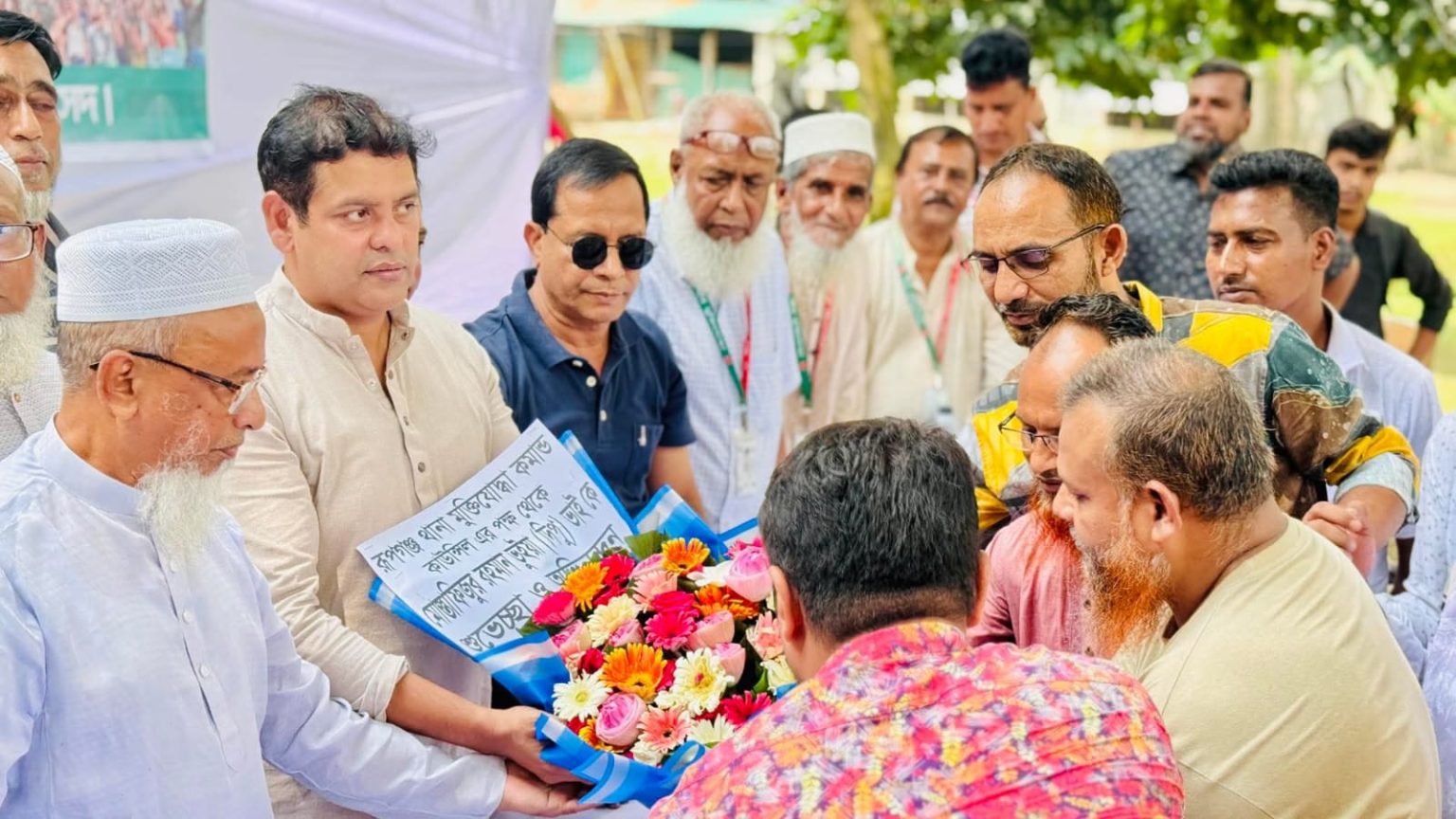 মুক্তিযোদ্ধাদের ফুল দিয়ে শুভেচ্ছা জানাচ্ছেন মুস্তাফিজুর রহমান ভুইয়া দিপু
