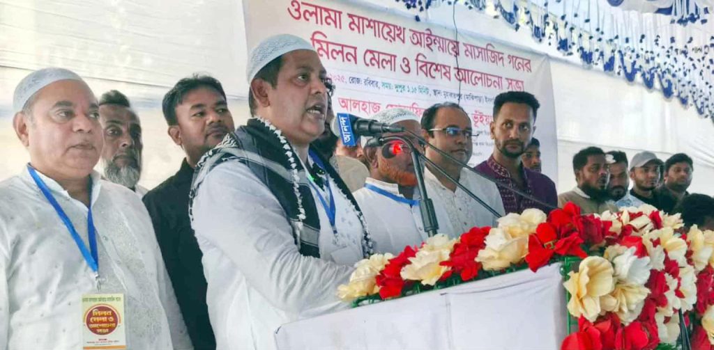 মাজিপাড়া মাদরাসা মাঠে ইমামদের উদ্দেশ্যে বক্তব্য রাখছেন দিপু ভুইয়া