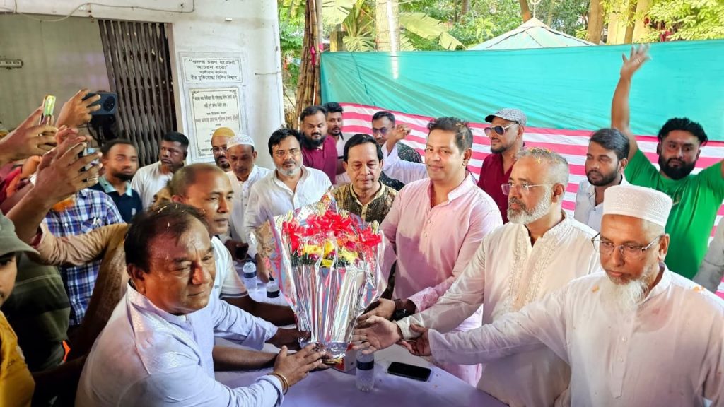 পূজামন্ডপ পরির্দশনকালে দিপু ভুইয়া পূজা অর্চনাকারীদের সাথে কুশল বিনিময় করছেন