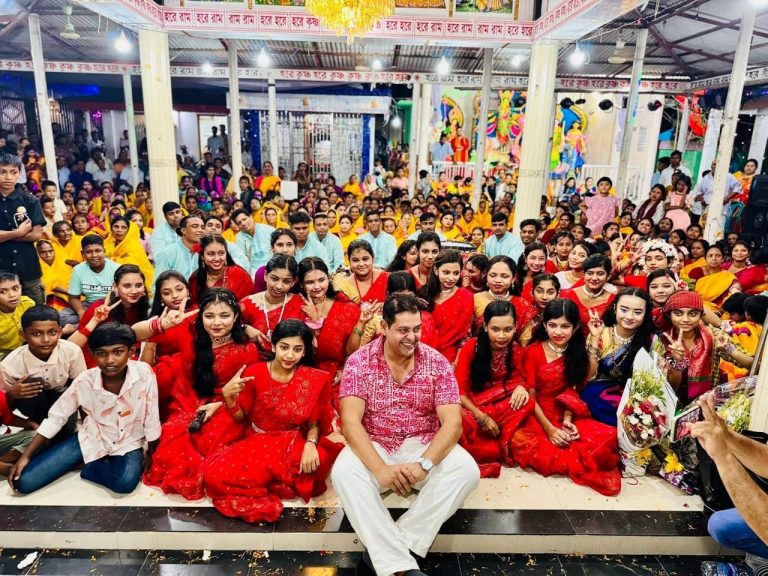 ভোলাবো কালীমন্দিরে আয়োজিত দুর্গাপূজা মন্ডপে শিশুদের মাঝে দিপু ভুইয়া আনন্দে মেতেছেন