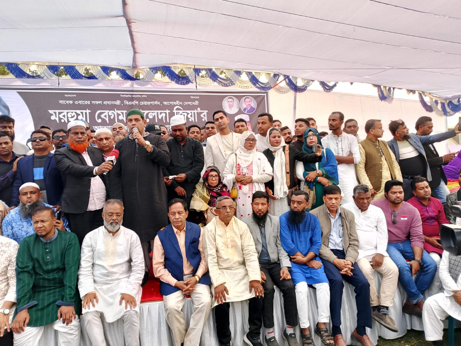 রূপগঞ্জে খালেদা জিয়ার রুহের মাগফিরাতকামনায় দোয়া ও শীতবস্ত্র বিতরণ রূপগঞ্জের ভুইয়াবাড়ীতে শীতবস্ত্র বিতরণ ও খালেদা জিয়ার রুহের মাগফিরাত কামনায় দোয়া অনুষ্ঠানে বক্তব্য রাখছেন দিপু ভুইয়া