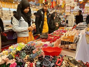 ছুটির দিনে বাণিজ্যমেলায় উপচেপড়া ভিড়, ব্যবসায়ীরা খুশী বাণিজ্যমেলায় একটি স্টলে দর্শণার্থীরা কেনাকাটা করছেন।